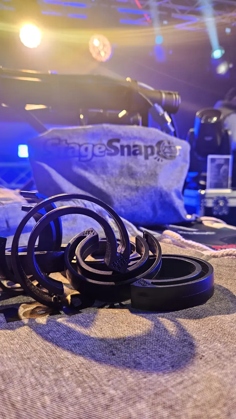 Clip StageSnap su telo da lavoro con luci di palco e borsa StageSnap sullo sfondo