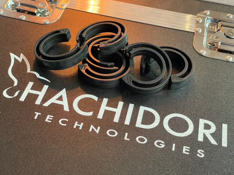Clip StageSnap appoggiate su un flight case Hachidori Technologies